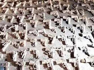 İstanbul'da gömülü 240 tabanca bulundu