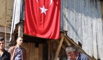 Derme çatma bir ev... Acılı bir baba... Türk bayrağı... 40 yıllık terörle mücadelenin özeti bir fotoğraf