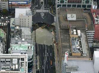 Japonya'da 5 şeritli yol bir anda göçtü