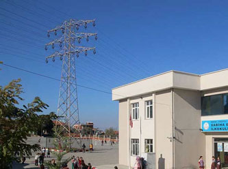 Tavuk kümesine izin verilmeyen yere okul yaptılar!