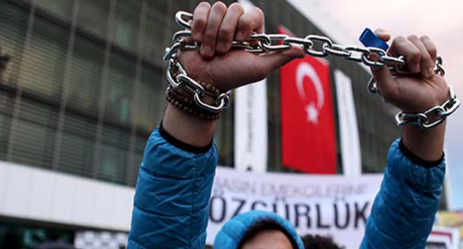 'Basın ve ifade özgürlüğü daralıyor, gazeteciler hedefte, bağımsız medya susturuluyor.'