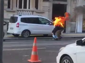 Cami çıkışında korkunç saldırı: Yaşlı adamı ateşe verdiler