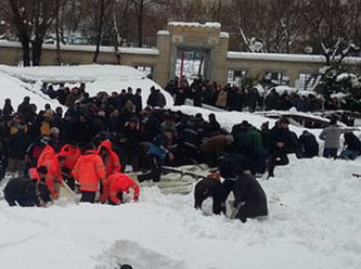 Ataköy Camii'nde cenaze namazında tente çöktü...