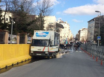 İstanbul Emniyet Müdürlüğü önünde hareketli dakikalar