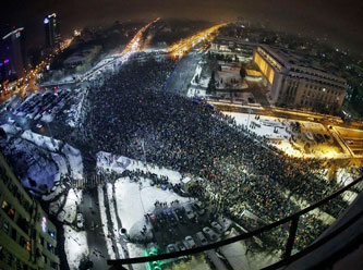 Bükreş, yolsuzluk affını protesto için yürüdü; hükümet eyleme 'darbe' dedi!