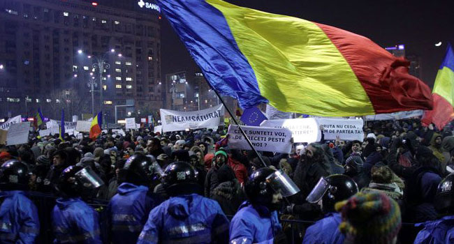 Romanya’da koalisyonun en büyük partisi hükümetten çekildi