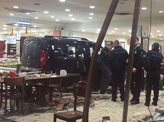 Bursa'da ünlü restoranına dalan araç müşterileri ezdi