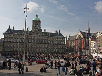 Amsterdam’da otomobil kalabalığa daldı: 2’si ağır 8 yaralı