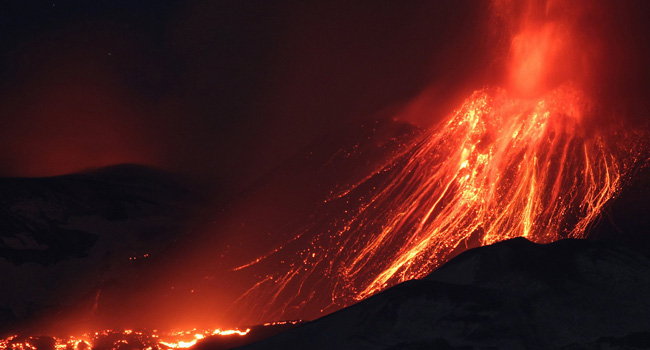 Etna Yanardağı Faaliyete Geçti: Sicilya'da Hava Trafiği Aksadı, Küller Libya ve Malta'ya Ulaştı