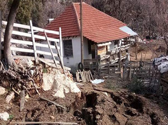 8 ev heyelandan yıkıldı