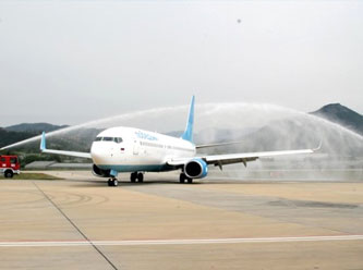 Rusya'dan gelen uçağa karşılama töreni düzenlendi