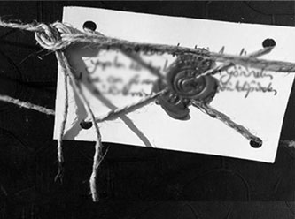 Ellerini ovuşturarak okulu mühürlediler