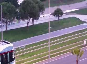 Tramvay yolunda namaz kıldı sosyal medya sallandı...