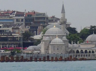 Belediyenin yaptığı kazıklı yol tarihi camiyi çatlattı...