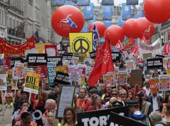 Londra'da binlerce Hükümetin politikalarına karşı yürüdü