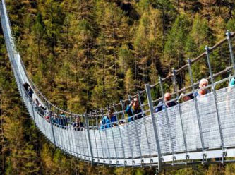 Dünyanın en uzun asma yaya köprüsü İsviçre'de açıldı