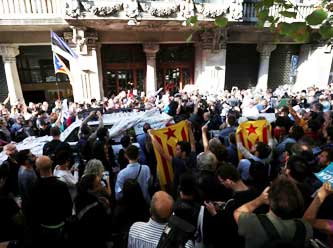 200 bin Katalan sokaklara döküldü