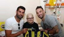 Fenerbahçeli futbolcular babası cezaevinde olan hasta Eray'ın yüzünü güldürdü