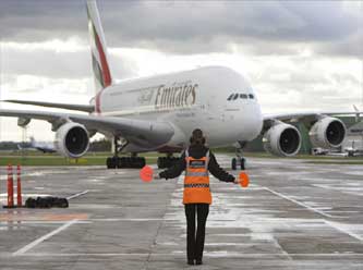 Tunuslu kadınlara 'ayrımcılık' yapmakla suçlanan Emirates Havayolu'na yasak
