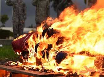 İncirlik'te askerler törenle ABD bayrağını yaktı