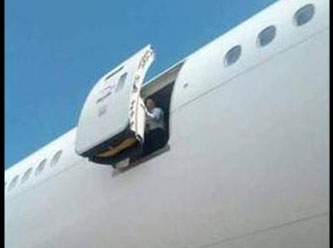 Hostes uçak kapısından atladı, hayatını kaybetti