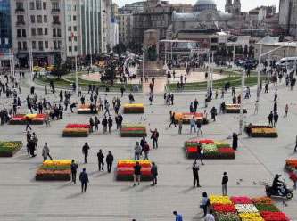 Bir AKP icraatı: Taksim'de beton üstüne lale dönemi!