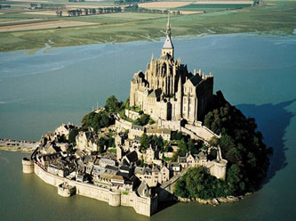 Fransa'da tarihi ada terör şüphesiyle boşaltıldı