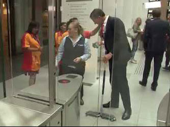 Başbakan döktüğü kahveyi eline paspas alıp temizledi