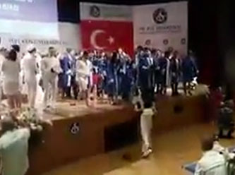 Diploma töreninde protesto edilen Bakan salonu terk etti