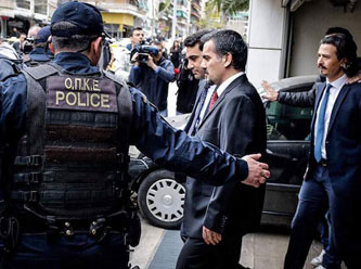 Yunanistan 8 askeri silahlı korumaya aldı