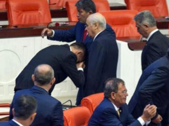 Akşener, Bahçeli'nin elini öpen partililerle ilgili konuştu