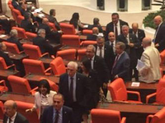 Yemin töreninde protesto ettiler...