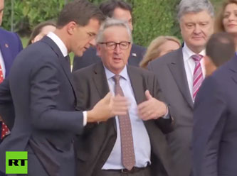 AB Komisyonu Başkanı'nın bu görüntüsü zirveye damga vurdu