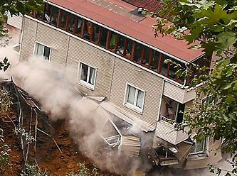 Beyoğlu'nda çöken binanın arkasından bakın kim çıktı?