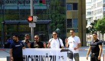 Erdoğancılar Almanya'da Özil'e destek eylemi yaptı
