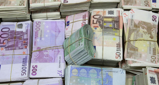 Euro rekor kırdı, dolar sınırda...