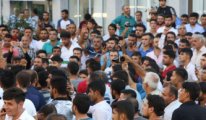 Şanlıurfa'da gerginlik artarak devam ediyor..  Suriyelilerin iş yerleri taşlandı