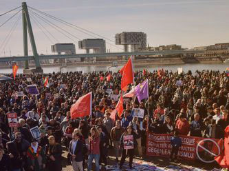 Köln sokaklarından bir Erdoğan geçti ... Alman Polisi ile Korumalar arasında kısa süreli gerginlik yaşadı