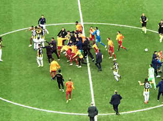 Derbi bitti, futbolcular birbirine girdi
