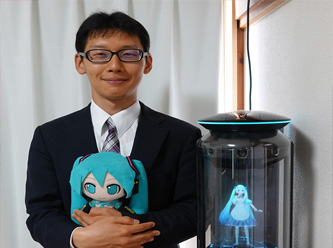 Bir acayip haber de Japonya'dan Bir hologramla evlendi, annesi düğününe gitmedi