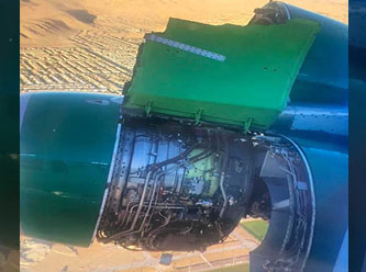 Uçak havadayken sökülen motor kaplaması bir yolcu tarafından görüntülendi