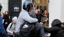 Fransız polisi lise öğrencilerini diz çöktürerek gözaltına aldı