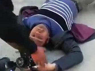 Eski Başbakan'ın korumaları kameramanı dövdü