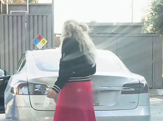 Elektrikli otomobili benzinle doldurmaya çalışan sürücünün videosu sosyal medyada viral oldu Elektrikli otomobili benzinle doldurmaya çalışan sürücünün videosu sosyal medyada viral oldu