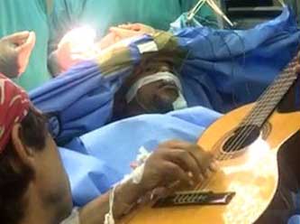 Açık beyin ameliyatı olurken gitar çaldı