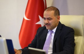 Hedefteki bakan yardımcısı 4 diplomasını alelacele özgeçmişinden sildi