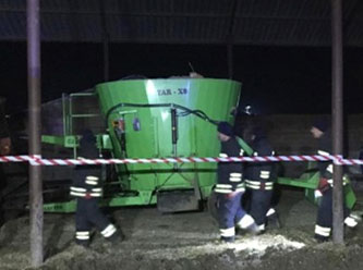 Yem makinesine sıkışan iki çocuk hayatını kaybetti