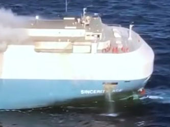 Gemi, okyanus ortasında günlerdir yanıyor