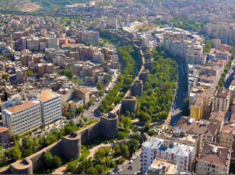Diyarbakır surlarında 3 insan iskeleti bulundu