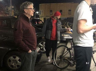Gates hamburgercide sıra beklerken fotoğraflandı